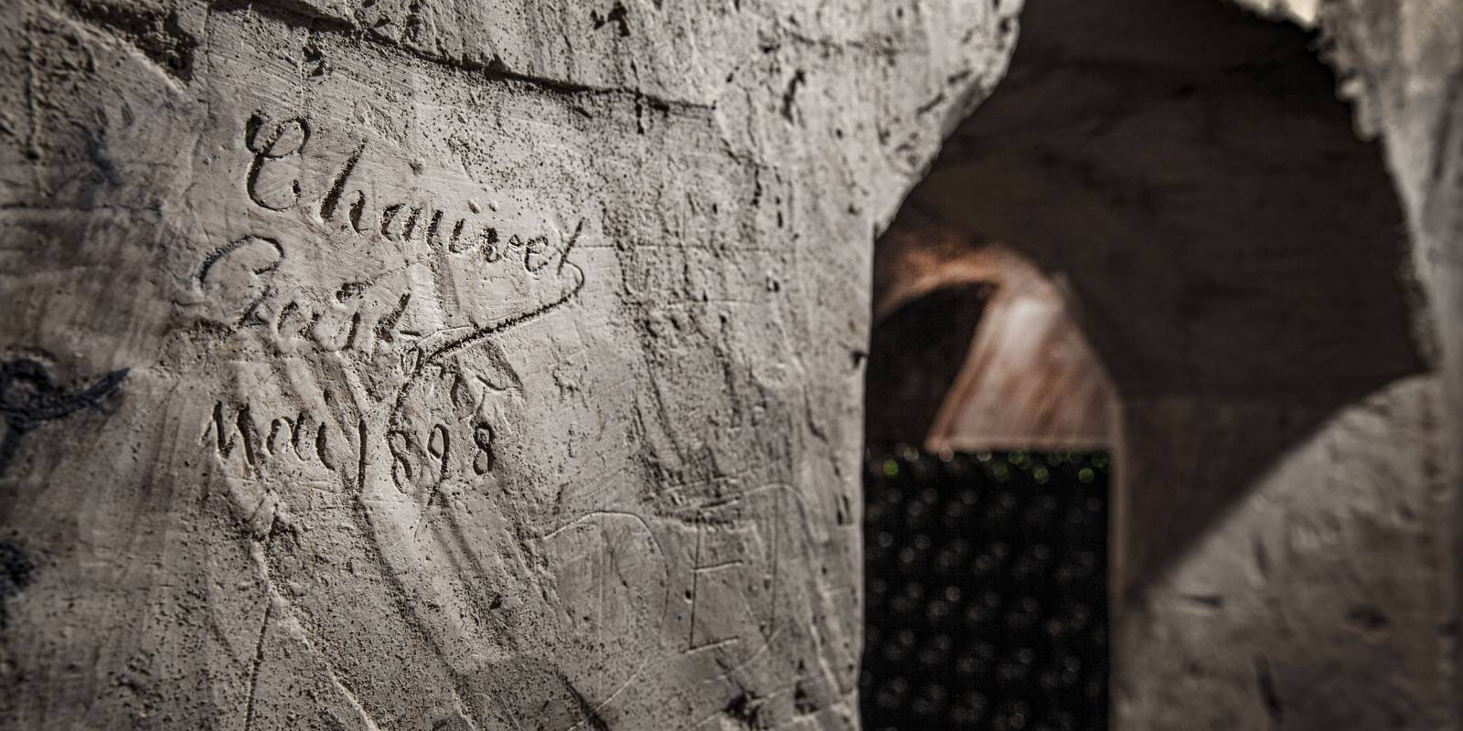 Caves du Champagne A.Chauvet avec une inscription au mur révélant la date mai 1898
